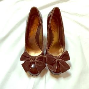 Heels 7.5 Brown patent leather velvet trim bows